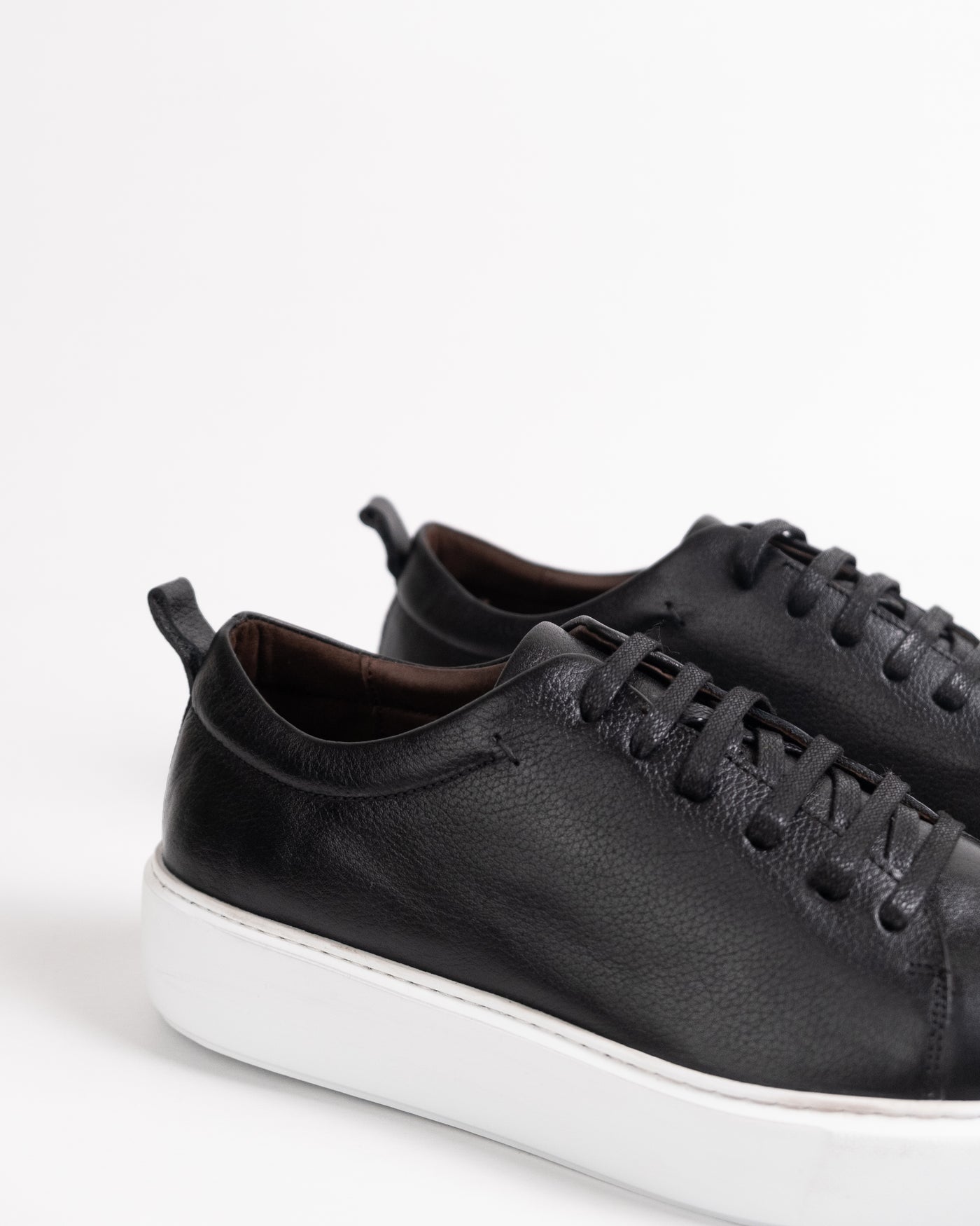 US01 BASKET NOIR EN CUIR